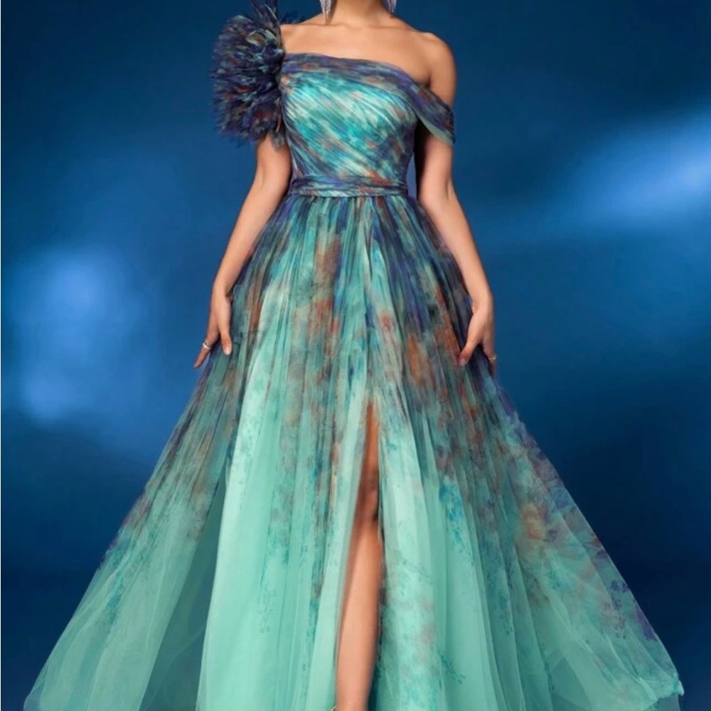 Elegant turquoise/blue ball gown